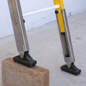 Escalera de madera extensible Arizona con patas regulables de 12 peldaños | Multialquiler Levante Valencia