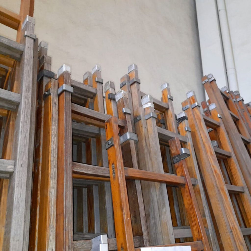 Escalera de madera extensible Arizona con patas regulables de 12 peldaños