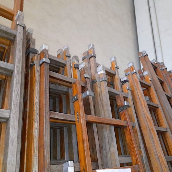 Escalera de madera extensible Arizona con patas regulables de 12 peldaños