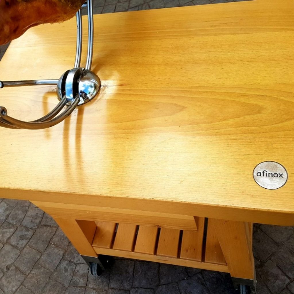 Jamonero Afinox con mesa de madera y ruedas