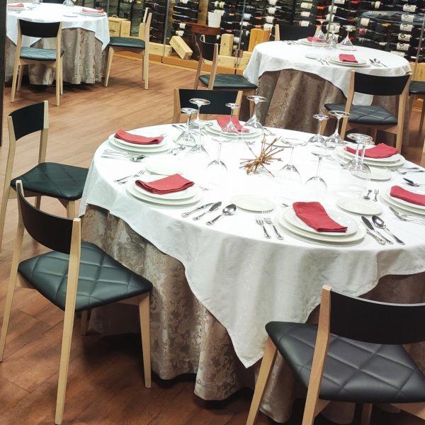 Sillas de madera y polipiel de la marca Ondareta